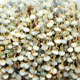 Woman wearing a necklace made with aquamarine beaded chain